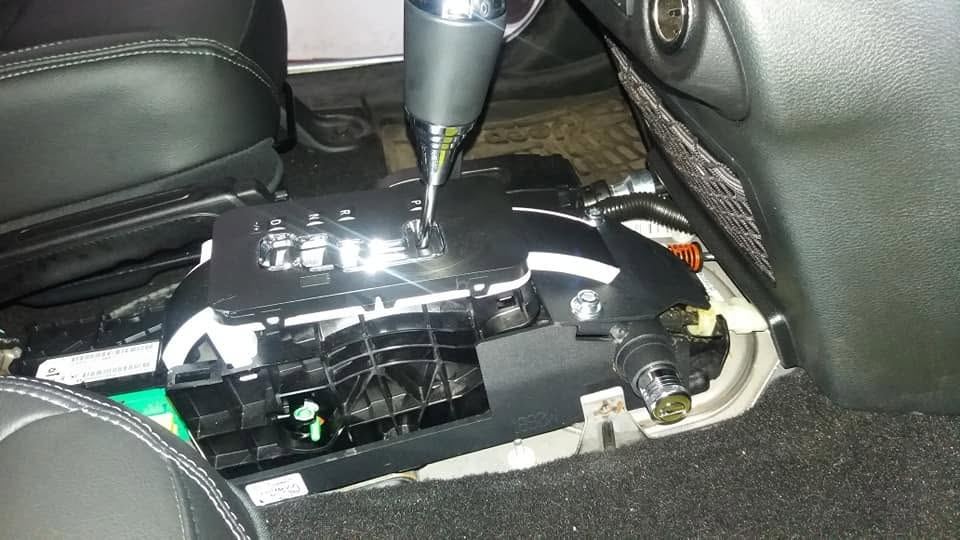 Console smontata durante l’installazione di un blocca-cambio su cambio automatico