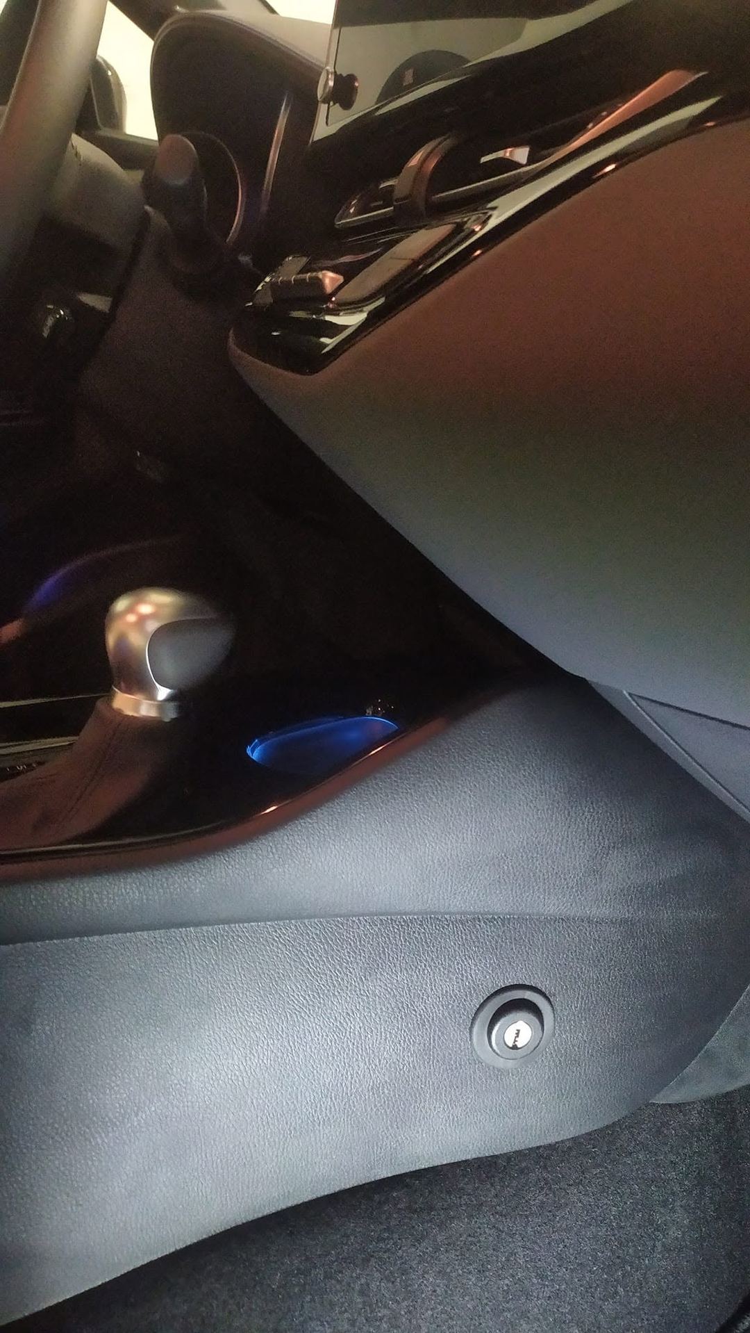 La zona del cambio di un SUV dopo l’installazione dell’E-Joylock, con la luce di stato accesa