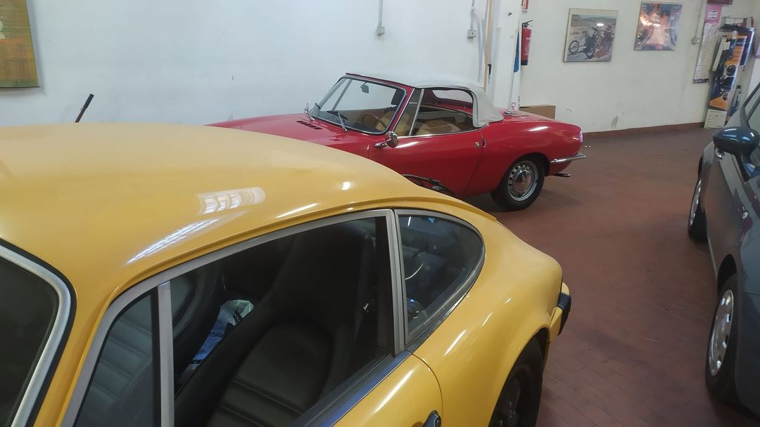 Spider rossa e coupé gialla ferme in officina