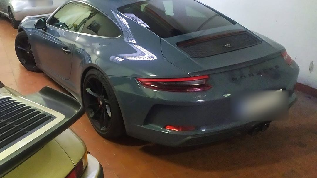 Porsche moderna e Porsche classiche affiancate in officina