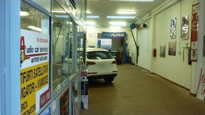 Il corridoio dell’officina con una vettura in attesa di controllo