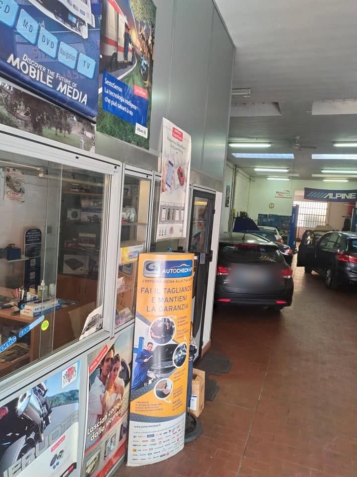 Il negozio di Audio Car Service, con le vetrine dei prodotti e l’officina sul fondo
