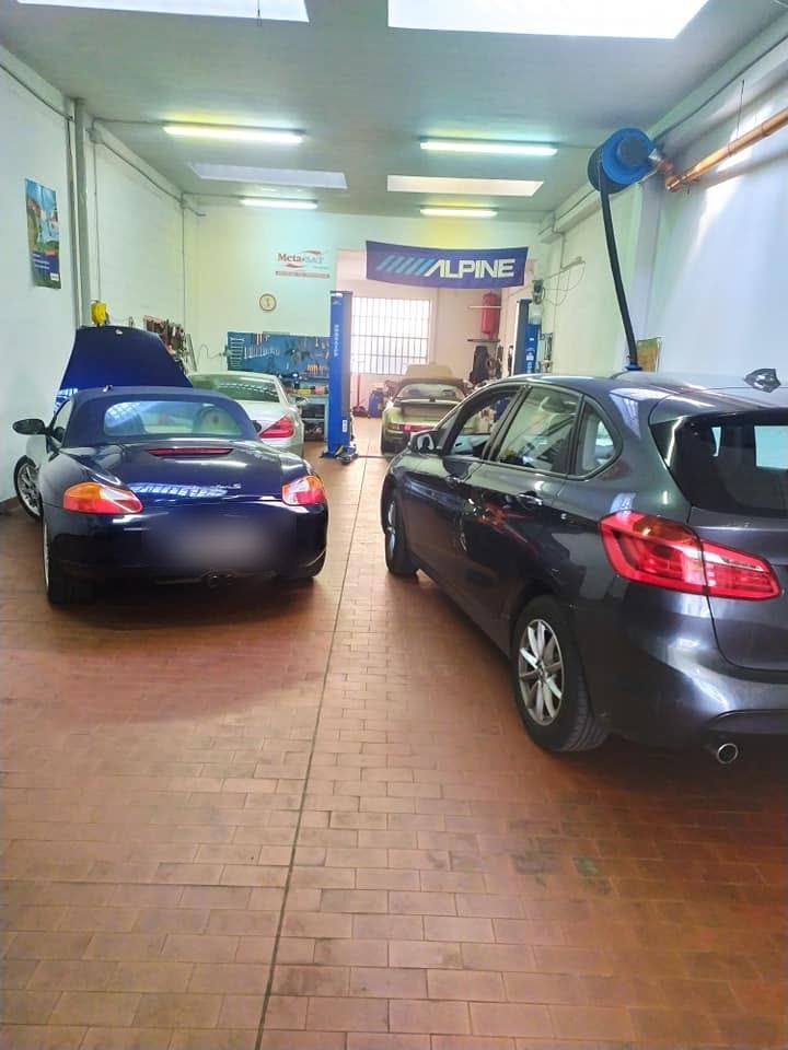 L’officina di Audio Car Service: ponte, banco attrezzi e vetture in lavorazione