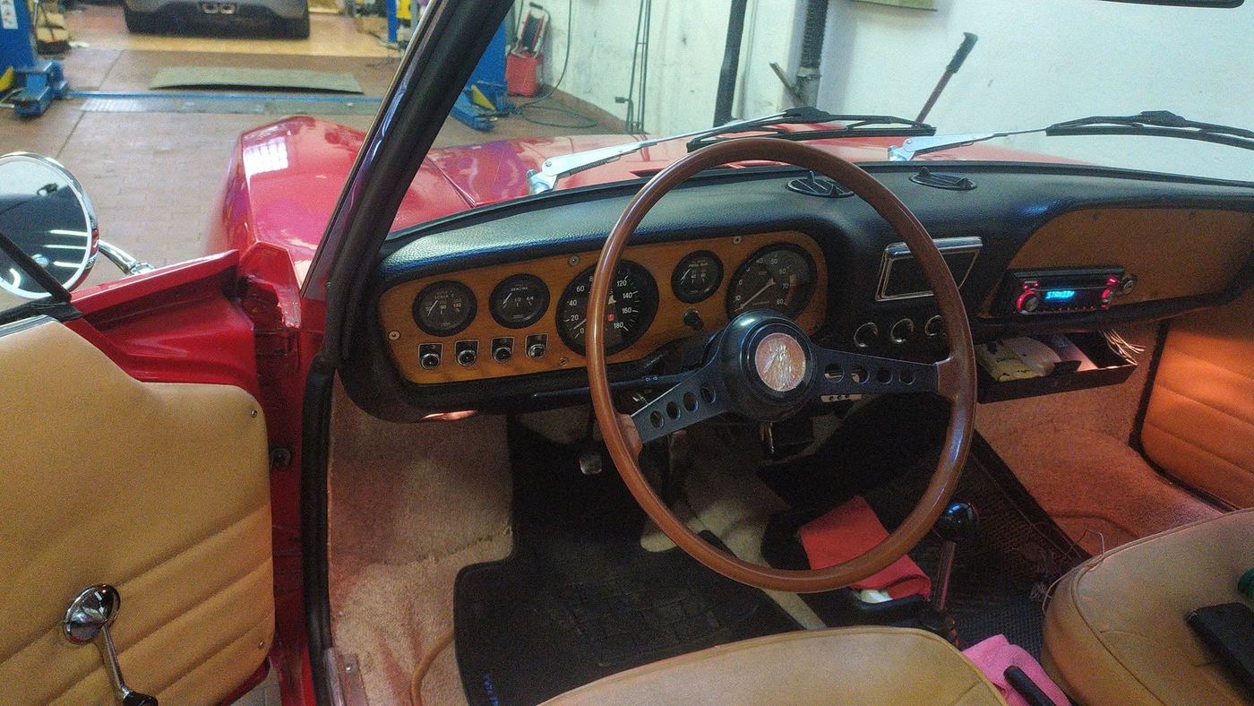 Autoradio moderna montata nel cruscotto in legno di una spider d’epoca